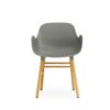 Normann Copenhagen Armstoel  Form Grijs/ Eikenhout - Afbeelding 2